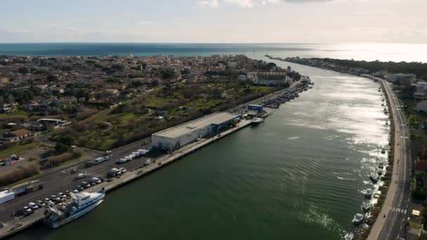 Vista global aérea sobre el puerto pesquero de Grau d 'agde subasta mercado de pescado — Vídeos de Stock