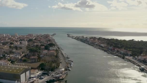 De monding van de Herault riviermonding Middellandse Zee Grau d 'Agde bovengrondse drone — Stockvideo