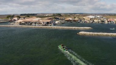 Mourre Blanc kabuklu deniz hayvanı limanı Etang de Thau hava aracı atışından sonra