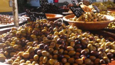 Yerel bir Fransız pazarında yeşil zeytin