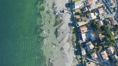 Tayland evleriyle dolu bir yerleşim alanı üzerinde inanılmaz bir dikey hava aracı vuruldu.