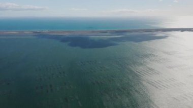 Etang de Thau nehri boyunca Akdeniz kıyılarının deniz ve gökyüzü manzarası