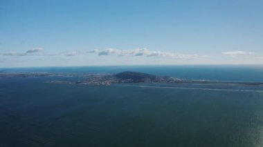Akdeniz kıyısındaki Sète limanı ve deniz kıyısındaki bir tatil beldesi hava görüntüsü
