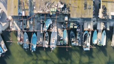 Port du Barrou Sète Etang de Thau 'daki balıkçı teknelerinin dikey görüntüsü