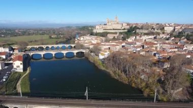 Beziers Orb nehri ve köprülerinin hava aracı görüntüsü