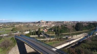 Beziers ile Canal du Midi üzerinde köprüler, insansız hava aracı görünümü