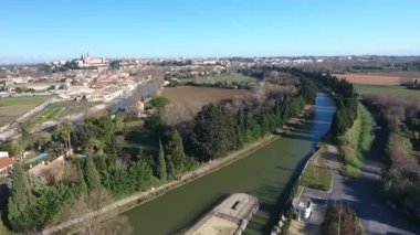 Arka planda Beziers ile Canal du Midi, hava aracı görünümü