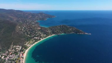 Cavalire-sur-mer hava manzaralı bölüm Lavandou Fransa 'nın güneyinde yaz güneşli bir gün 