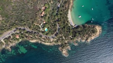 Layet plajı Cavaliere sahil beldesi le Lavandou Provence-Alpes-Cte d 'Azur hava üstü güneşli bir gün.