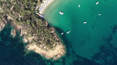Fransız Riviera kıyı şeridi Fransa Layet plajının hava manzarası ve Calanques kayalık tatil beldesi