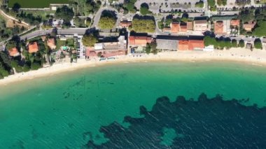 Deniz kıyısındaki tatil beldesi kumlu sahil Cavaliere şehir havası güneşli bir günde Fransız Rivierası tatili çekti.