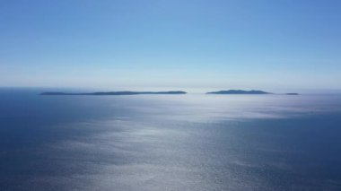 Port-cros ve levant adaları Fransa 'nın güneyindeki doğal cennet havadan bakıldığında Akdeniz mavi gökyüzü
