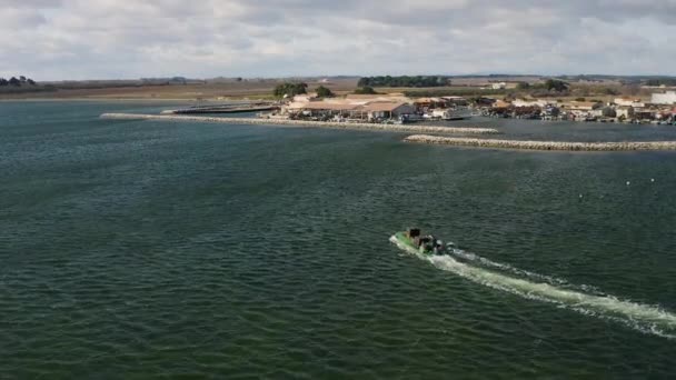 フランス最大の貝港に到着したカキ船の漁師 — ストック動画
