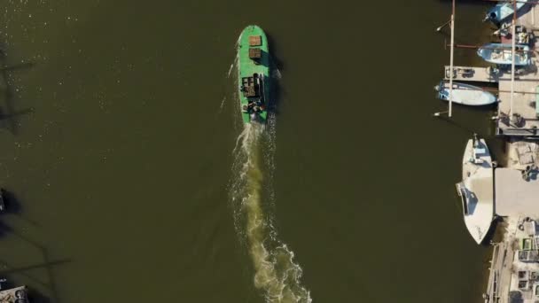 Bote de ostras de fondo plano con bolsas de ostras y vista vertical aérea de los pescadores — Vídeos de Stock