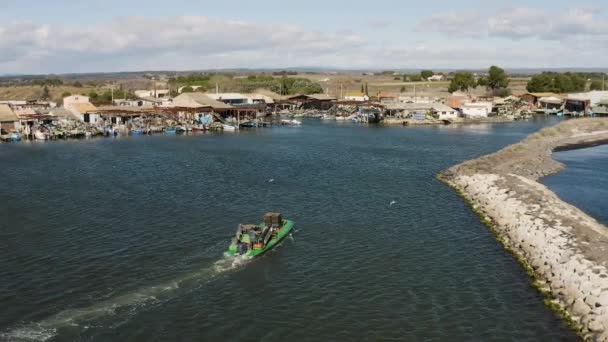 Αλιείς σε μια βάρκα στρειδιών που φθάνουν στο λιμάνι Mourre Blanc εναέρια drone πυροβόλησε — Αρχείο Βίντεο