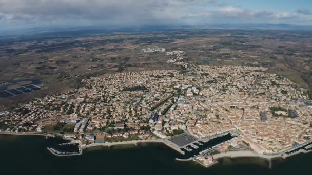 Vista aérea global da cidade piscatória de Mèze ao longo do Etang de Thau — Vídeo de Stock
