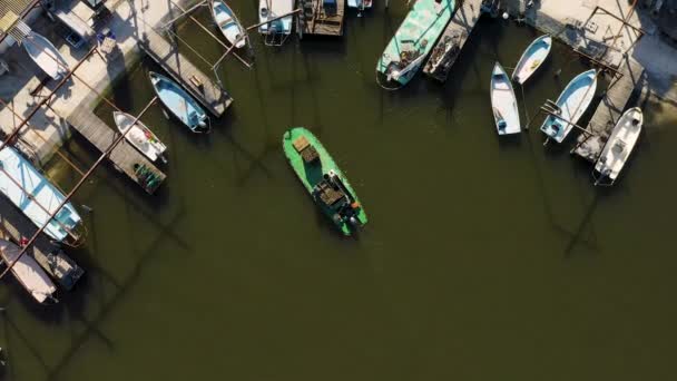 Bote de ostras de fondo plano con bolsas de ostras atracando en un puerto pesquero. Antena — Vídeos de Stock