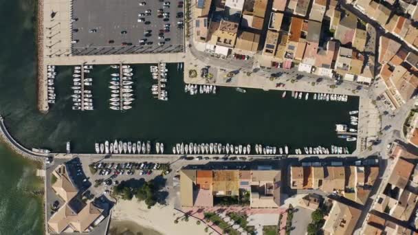 Flygfoto vertikal vy över hamnen i Mèze, fritidsbåtar och segling Thau — Stockvideo