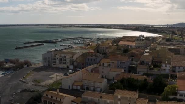 Laag tot middelhoog uitzicht vanuit de lucht op de haven van Marseille — Stockvideo