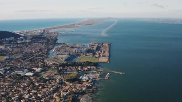 Vista global do bairro de Ile de Thau em edifícios da cidade mediterrânea de Sète — Vídeo de Stock