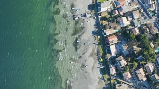 Incredibile drone verticale aerea girato su una zona residenziale con case Thau — Video Stock