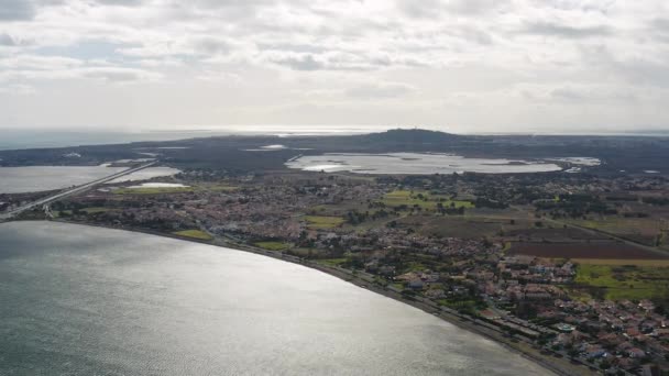 La lagune du Canal du Midi Etang de Thau accès drone aérien jour ensoleillé France — Video