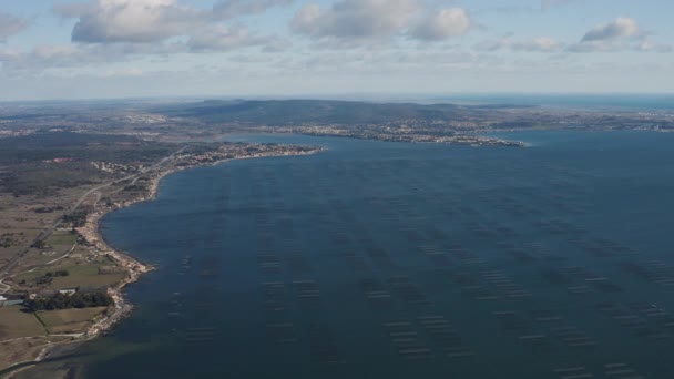 在Bassin de Thau或 étang de Thau最大的法国泻湖上空的大型空中景观 — 图库视频影像