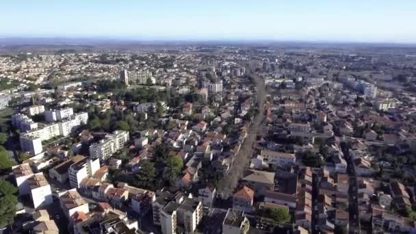 フランス南部のベジエ 英語版 の住宅街 空中ドローンビュー — ストック動画