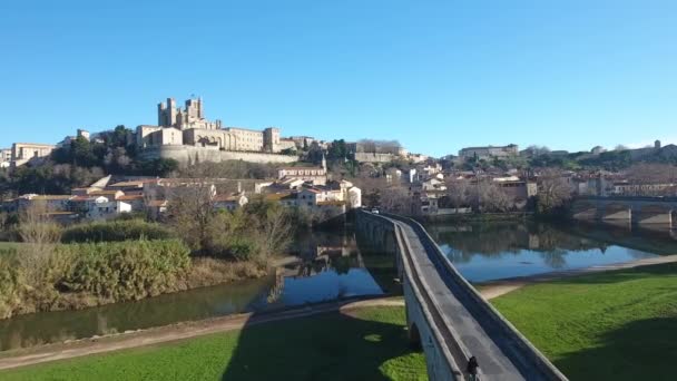 Voiture Traversant Pont Vieux Avec Cathédrale Bziers Arrière Plan Vue — Video