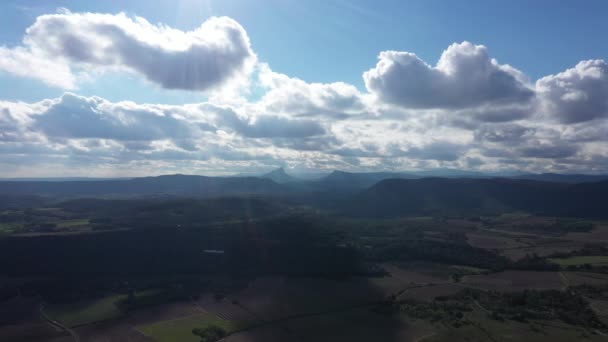 Aerial Drone Shot Obszarów Wiejskich Południowej Francji Dużymi Białymi Chmurami — Wideo stockowe