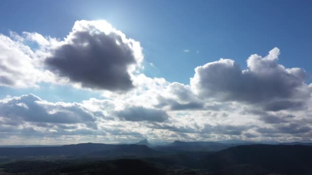 Descubriendo Sol Detrás Una Nube Aérea Dron Disparó Área Viñedos — Vídeos de Stock