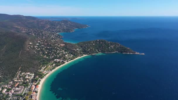 フランスの夏の晴れた日の南のCavalire Sur Mer航空ビューVar部門Lavandou — ストック動画