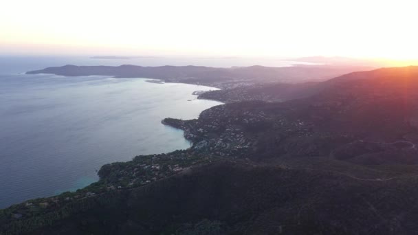 ラバンドー海岸線の美しい夕日とPorquerollesと関連する島フランス — ストック動画