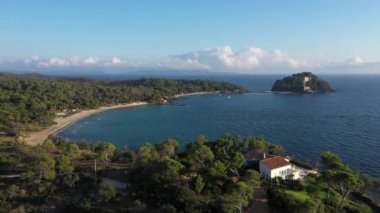 Panoramik Bormes les mimosas kıyı şeridi üzüm bağları ve Akdeniz Fransa manzarası
