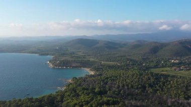 Panoramik Bormes les mimosas kıyı şeridi üzüm bağları ve Akdeniz Fransa manzarası