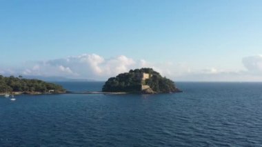 Akdeniz anteninden Fort de Bregancon güneşli bir günde Fransa 'ya seyahat ediyor.