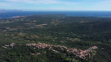Arka planda Saint Tropez ile Gassin, Akdeniz tatili