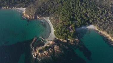 Peninsula pointe de la galere Fransa kalesini keşfederken havadan çekilmiş.