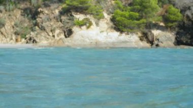 Akdeniz kıyısı mavi deniz dalgaları ve kayalık ve yeşil kayalıklar
