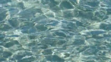 Mavi su turkuazı temizler beyaz kum Akdeniz Fransa