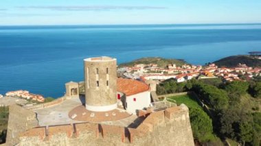 Saint Elme Kalesi Port Vendres hava manzaralı güneşli bir gün Collioure Fransa köyü