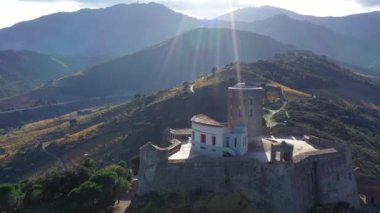 Saint-Elme Kalesi 'nin etrafındaki Collioure uçuşu bir tepenin üzerindeki Fransa tahkimatı.