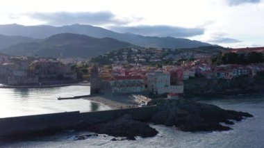 Güneşin batışındaki Collioure kasabasının havadan görünüşü. Melekler Kilisesi.