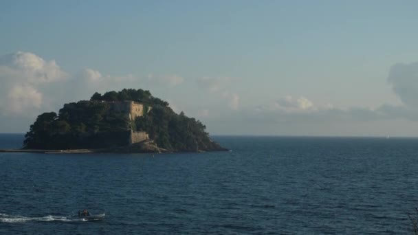 Σκάφος που περνά μπροστά από το Fort de Brégançon Γαλλία bormes les mimosas — Αρχείο Βίντεο