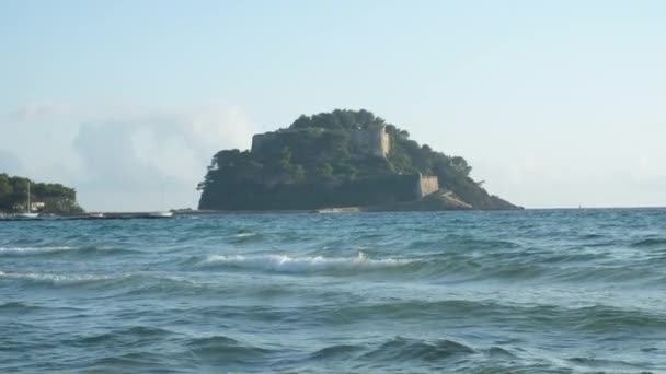 Fort de Bregancon view from the beach mediterranean sea France Bormes mimosas — Stock Video