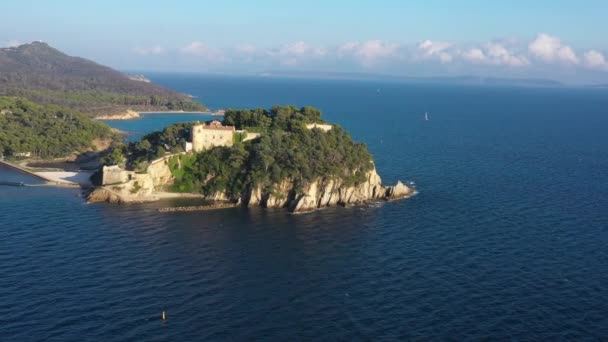 Νησί Άδειο Fort Brganon Νότια Της Γαλλίας Αεροφωτογραφία Ηλιόλουστη Μέρα — Αρχείο Βίντεο