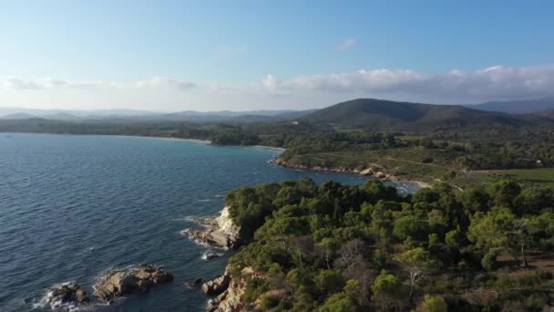 ボルム ミモサ海岸線南フランスの岩場崖山脈ビーチ地中海 — ストック動画