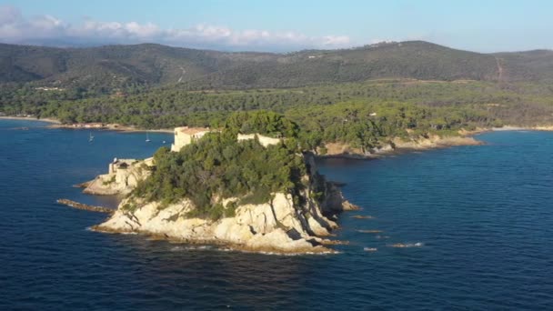 Rocky Island South France Bormes Les Mimosas Fort Bregancon Sunny — Stock Video