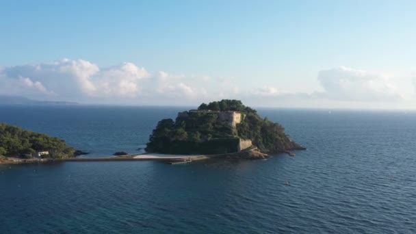 Αεροφωτογραφία Της Θάλασσας Της Μεσογείου Άδειο Φρούριο Bregancon Γαλλία — Αρχείο Βίντεο