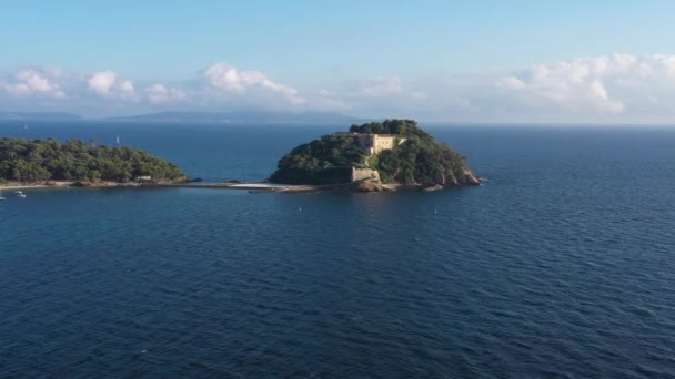 Άδειο Ηλιοβασίλεμα Του Fort Bregancon Από Θάλασσα Της Μεσογείου — Αρχείο Βίντεο